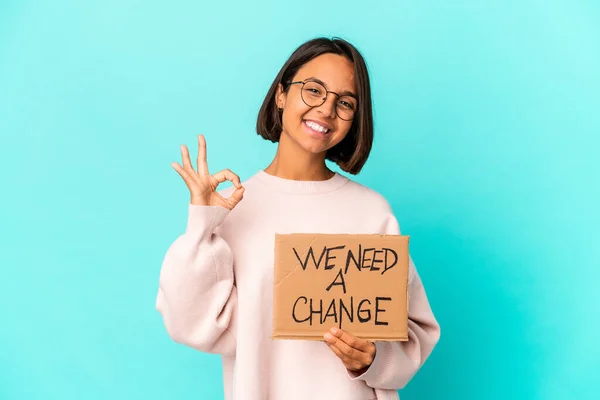 Joven Mujer Hispana Raza Mixta Sosteniendo Mensaje Cambio Inspirador Cartón —  Fotos de Stock