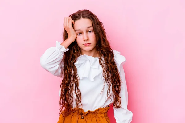 Pequeña Chica Caucásica Aislada Sobre Fondo Rosa Cansado Muy Somnoliento — Foto de Stock