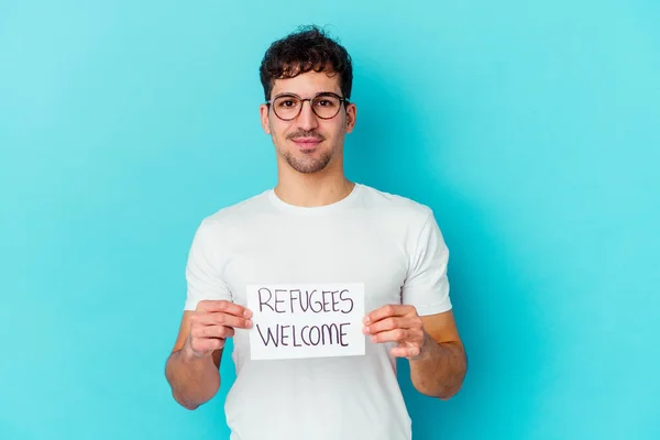 Jovem Caucasiano Segurando Refugiados Bem Vindos Cartaz Isolado Feliz Sorridente — Fotografia de Stock