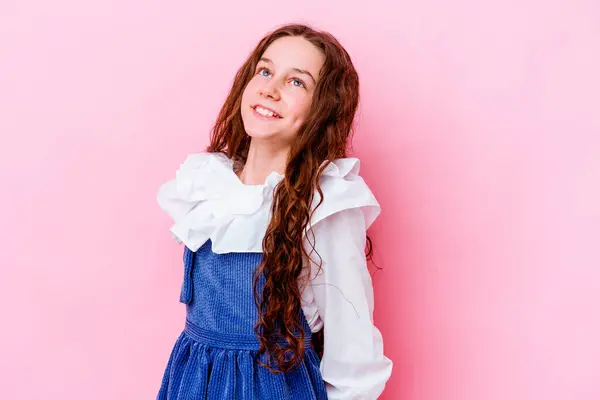 Pequeña Chica Caucásica Aislada Sobre Fondo Rosa Relajado Feliz Riendo — Foto de Stock