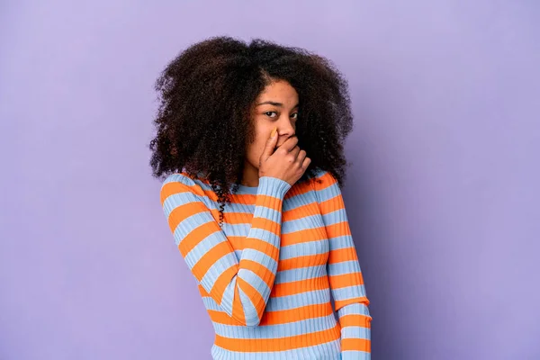 Jovem Afro Americana Encaracolado Mulher Isolada Fundo Roxo Pensativo Olhando — Fotografia de Stock