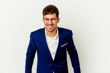 Beyaz arka planda soyutlanmış beyaz iş adamı gülüyor ve gözlerini kapatıyor, rahatlamış ve mutlu hissediyor..