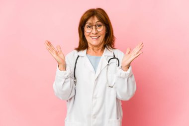 Orta yaşlı beyaz doktor kadın şaşırdı ve şok oldu..