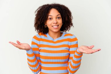 Genç Afro-Amerikan melez kadın soyutlanmış kollarıyla ölçek yapıyor, mutlu ve kendinden emin hissediyor..