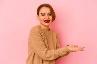 Genç Arap melez kadın palmiyesinde bir kopya alanı tutuyor..