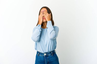 Genç melez kadın elleriyle gözlerini kapatmaktan korkuyor..