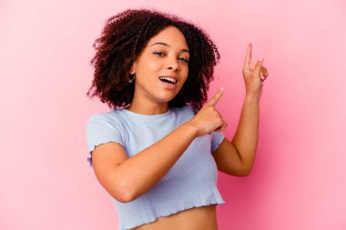 Genç Afro-Amerikan melez kadın yalnız dans edip eğleniyor..