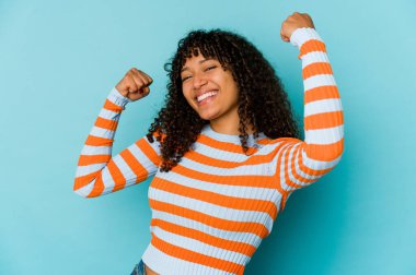 Genç Afrikalı Afro-Amerikan kadın, neşeli ve heyecanlı bir şekilde yalnız kaldı. Zafer konsepti.