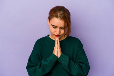 Genç Arap melez kadın dua ediyor, bağlılık gösteriyor, dindar kişi ilahi ilham arıyor..