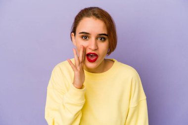 Genç Arap melez kadın yüksek sesle bağırıyor, gözleri açık ve elleri gergin tutuyor..