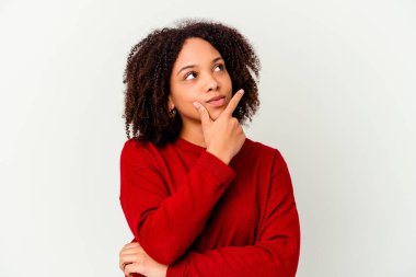 Genç Afro-Amerikan melez kadın düşünmeyi ve bakmayı, düşünmeyi, düşünmeyi, hayal etmeyi,.