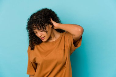 Genç Afrikalı Amerikalı afro kadın stresten dolayı boynu ağrıyor, masaj yapıyor ve elle dokunuyor..