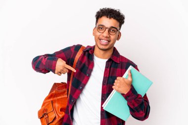 Genç Afro-Amerikan kıvırcık saçlı öğrenci kitap tutarak izole edildi. Elle kitap tutan kişi bir fotokopi odasına işaret etti.