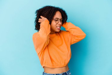 Genç Afro-Amerikan melez kadın kulaklarını elleriyle kapatıyor..