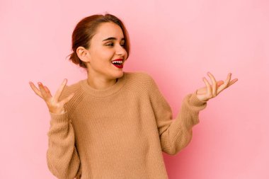 Genç Arap melez kadın çok gülüyor. Mutluluk kavramı.