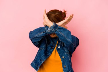 Genç Arap melez kadın iki kolu çapraz tutuyor, inkar kavramı.