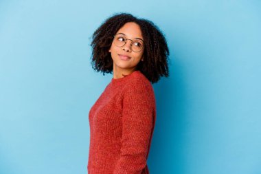 Genç Afro-Amerikan melez kadın yalnız. Gülümseyen, neşeli ve keyifli bakışlar bir yana..