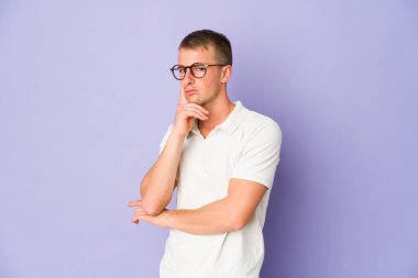 Genç, beyaz, yakışıklı bir adam bir strateji planlıyor, bir iş yolu düşünüyor..