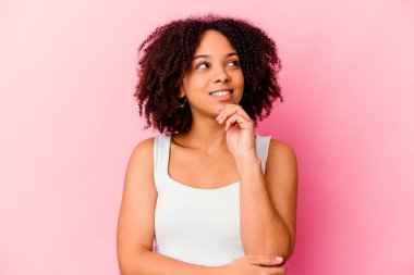 Genç Afro-Amerikan melez kadın izole edilmiş. Bir şeyin fotokopi odasına baktığını düşünüyor..