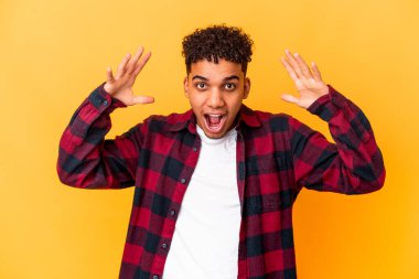 Genç Afro-Amerikan kıvırcık adamı bir zaferi ya da başarıyı morda kutlarken şaşırmış ve şok olmuştu..