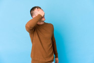 Beyaz tenli yakışıklı adam elleriyle gözlerini kapatıyor. Gülümsüyor ve bir sürpriz bekliyor..