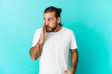 Uzun saçlı genç adam gizli bir sıcak fren haberi veriyor ve yana bakıyor.