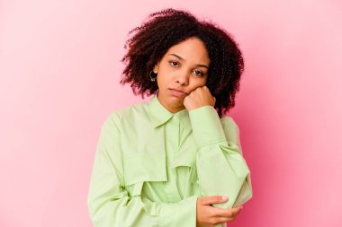 Genç Afro-Amerikan melez kadın kendini üzgün ve düşünceli hisseden, kopyalama alanına bakan..