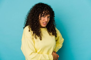 Genç Afrikalı Amerikalı afro kadın karaciğer ağrısı ve mide ağrısı çekiyor..