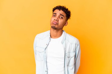 Genç Afro-Amerikan kıvırcık adamı, mor üzgün, ciddi yüzlü, mutsuz ve hoşnutsuz..