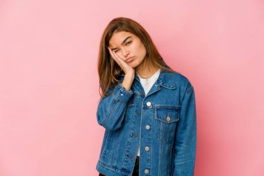 Sıkılmış, yorgun ve dinlenmeye ihtiyacı olan genç beyaz bir kız..