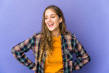 Beyaz tenli hoş bir kadın gülüyor ve gözlerini kapıyor, rahatlamış ve mutlu hissediyor..