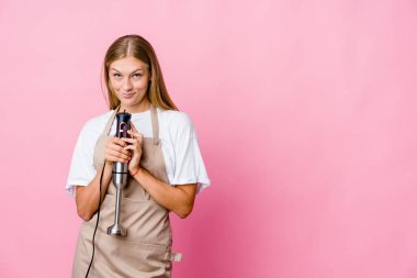 Genç Rus aşçı kadın elinde bir elektrikli mikser tutuyor. Kafasında bir plan kuruyor..