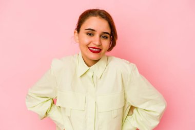 Genç Arap melez kadın mutlu, güler yüzlü ve neşeli.