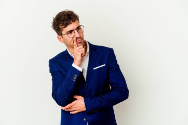 Beyaz arka planda tecrit edilmiş genç beyaz iş adamı bir strateji planlıyor, bir iş yolu düşünüyor..