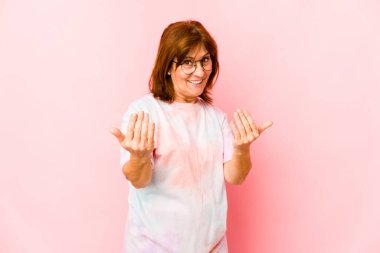 Kafkas kıdemli kadın seni parmağıyla işaret ederek izole etti. Sanki seni davet ediyormuş gibi..