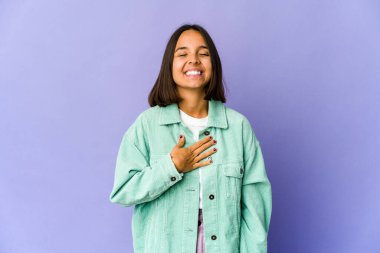 Genç melez kadın elini göğsünde tutarak kahkahalar atıyor..