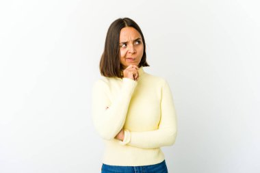 Genç melez kadın şüpheli ve şüpheci bir ifadeyle yan bakıyor..