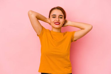 Genç Arap melez kadın kendini güvende hissediyor, elleri başının arkasında..