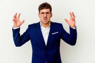 Beyaz arka planda izole edilmiş genç beyaz bir adam öfkeyle bağırıyor..