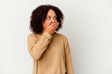 Genç Afro-Amerikan melez kadın düşünceli bir şekilde bir fotokopi odasına el yordamıyla bakıyor..