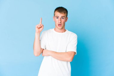 Kafkasyalı yakışıklı bir adamın harika bir fikri var, yaratıcılık kavramı..