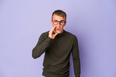 Beyaz tenli yakışıklı adam gizli bir sıcak fren haberi veriyor ve yan bakıyor.