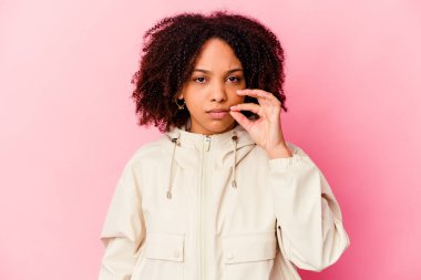 Genç Afro-Amerikan melez kadın parmakları dudaklarında bir sır saklıyor..