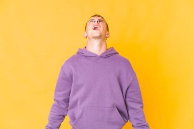 Kafkasyalı yakışıklı genç adam çok kızgın, öfkeli, sinirli bağırıyor..