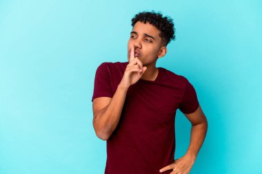 Genç Afro-Amerikalı kıvırcık adam mavi üzerine izole edilmiş bir sır saklıyor ya da sessizlik istiyor..