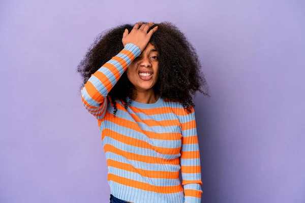 Jovem Afro Americana Encaracolado Mulher Isolada Fundo Roxo Esquecendo Algo — Fotografia de Stock