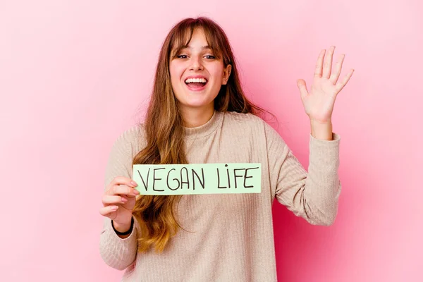 Mladá Běloška Držící Veganský Plakát Izolovaný Dostává Příjemné Překvapení Vzrušení — Stock fotografie