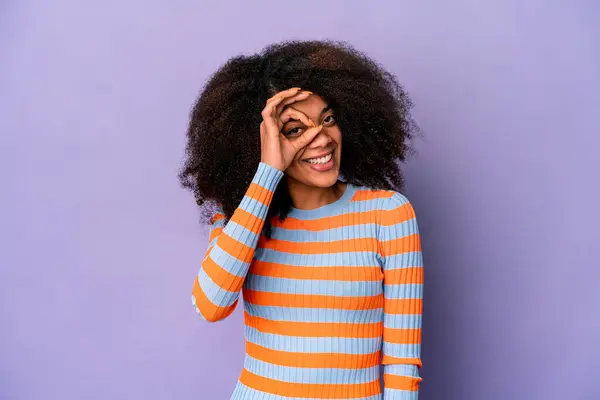 Jovem Afro Americano Encaracolado Mulher Isolado Roxo Fundo Animado Mantendo — Fotografia de Stock