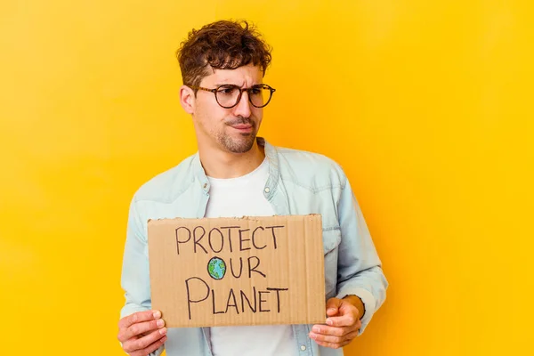 Jonge Blanke Man Die Een Beschermer Vasthoudt Onze Planeet Geïsoleerd — Stockfoto