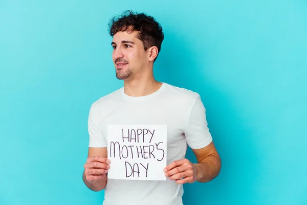 Jonge Blanke Man Met Een Gelukkig Moederdag Plakkaat Geïsoleerd Kijkt — Stockfoto